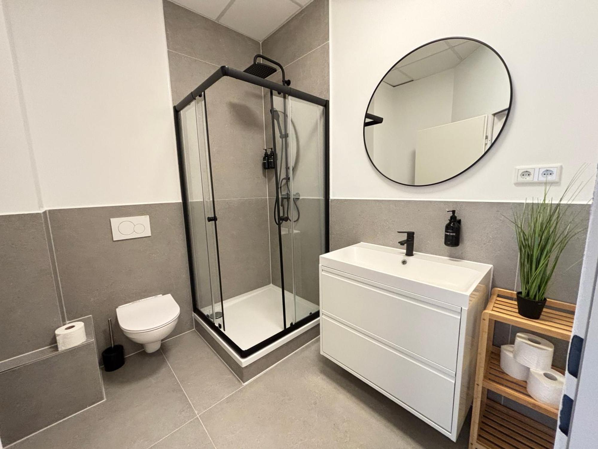 160qm - 6 - Parkplatz - Zentrum - Mallibase Hannover